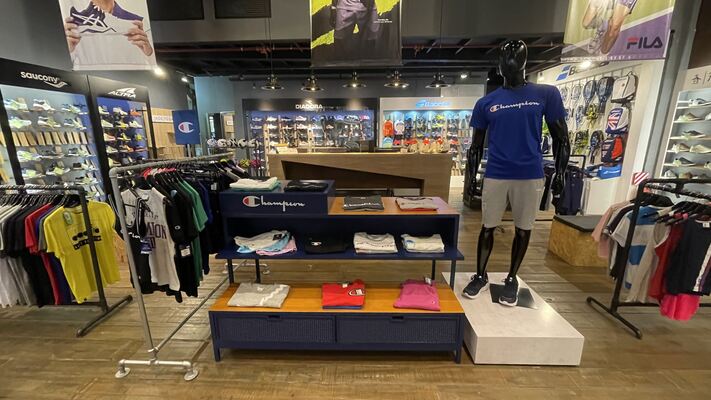 Espacio Champion en tienda multimarca