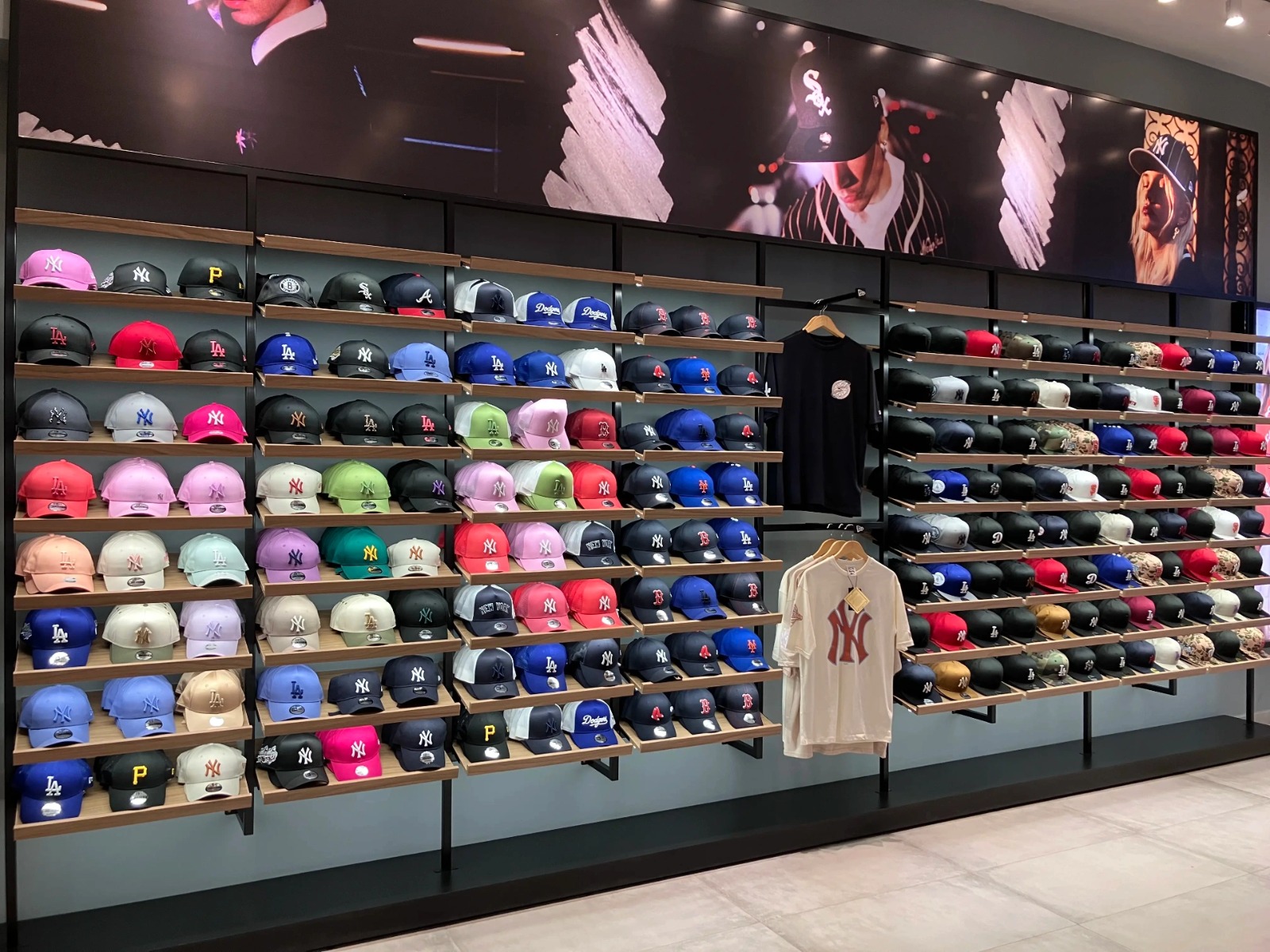 Pared de gorras New Era